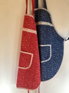 Schürze aus Westfahlenstoff in rot oder blau 19,00 €